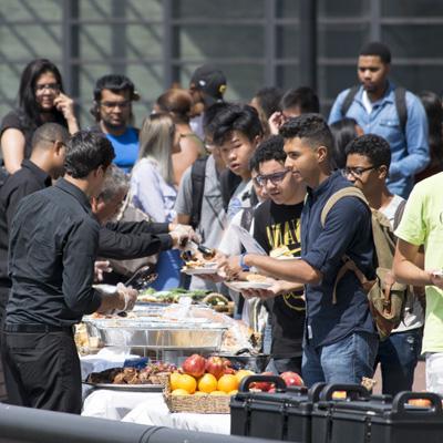 学生 on campus for event with food